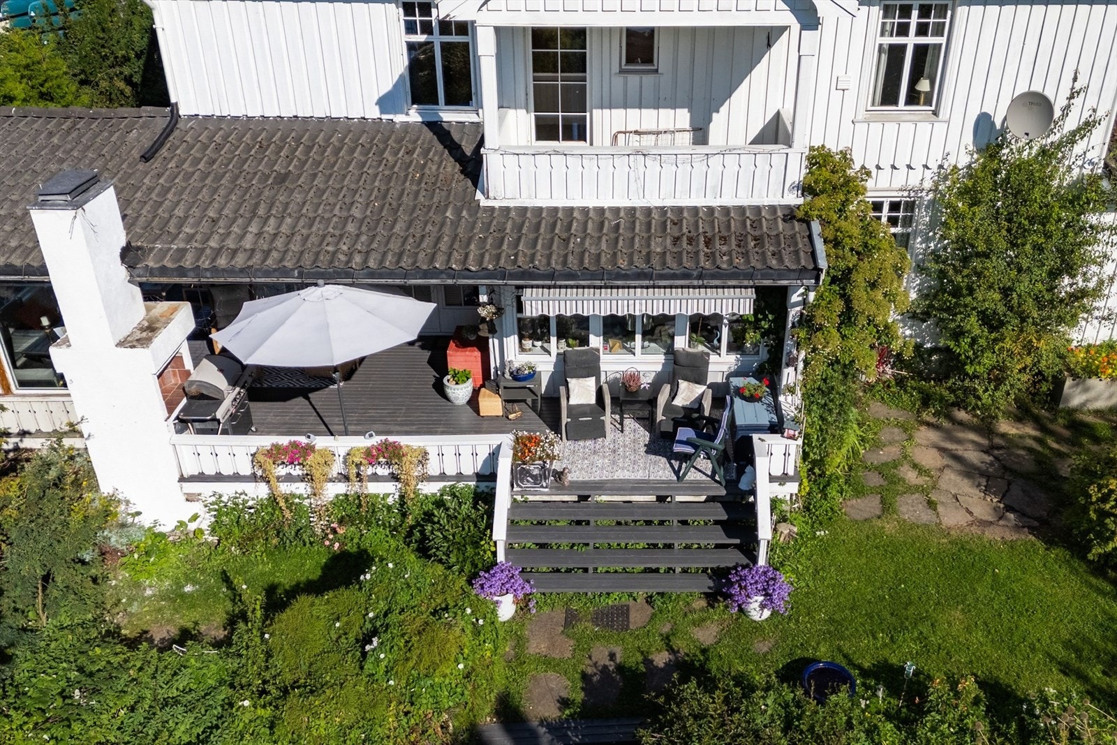 Stor terrasse hvor man kan samle familie og venner utendørs. Galleribilde