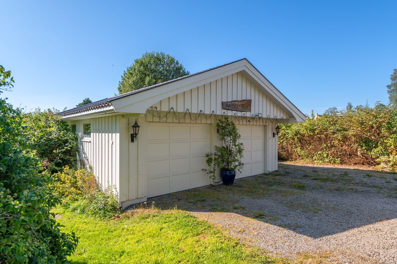 Isolert dobbelgarasje med bod på eiendommen. Galleribilde