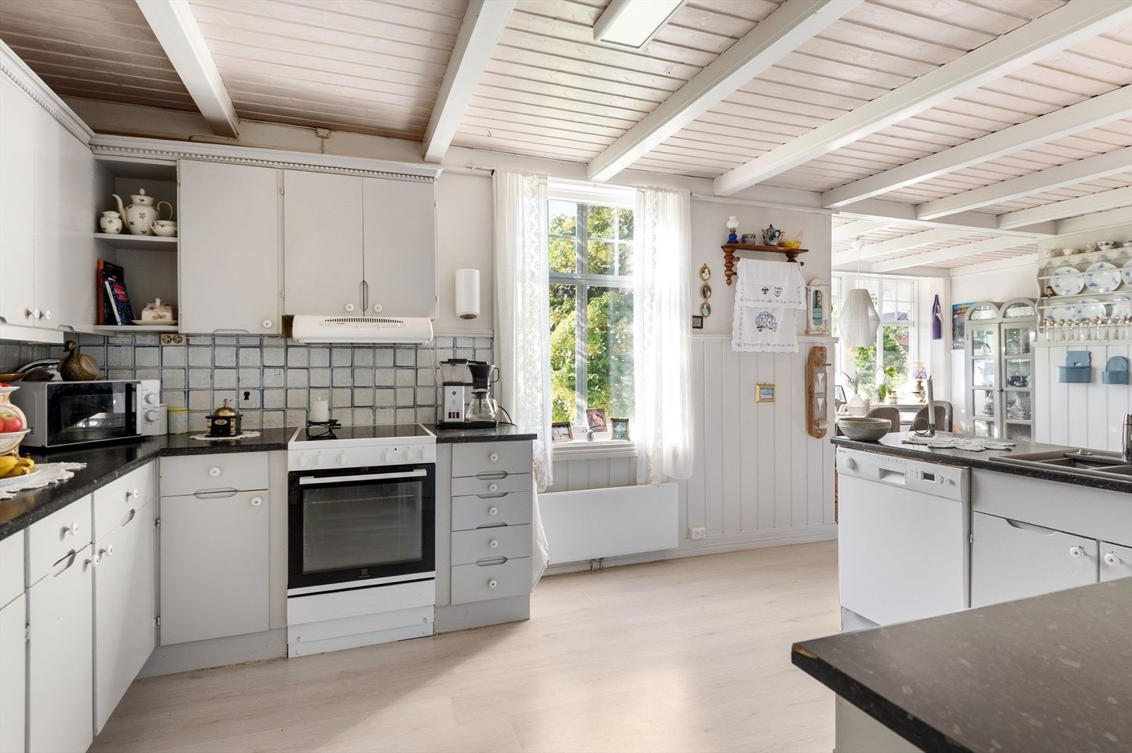 Godt med skap- og benkeplass. Galleribilde