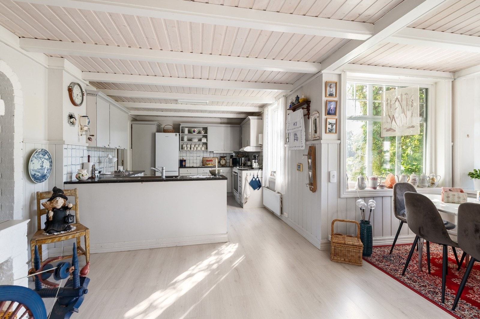 Delvis åpen løsning mot spiseplass. Galleribilde