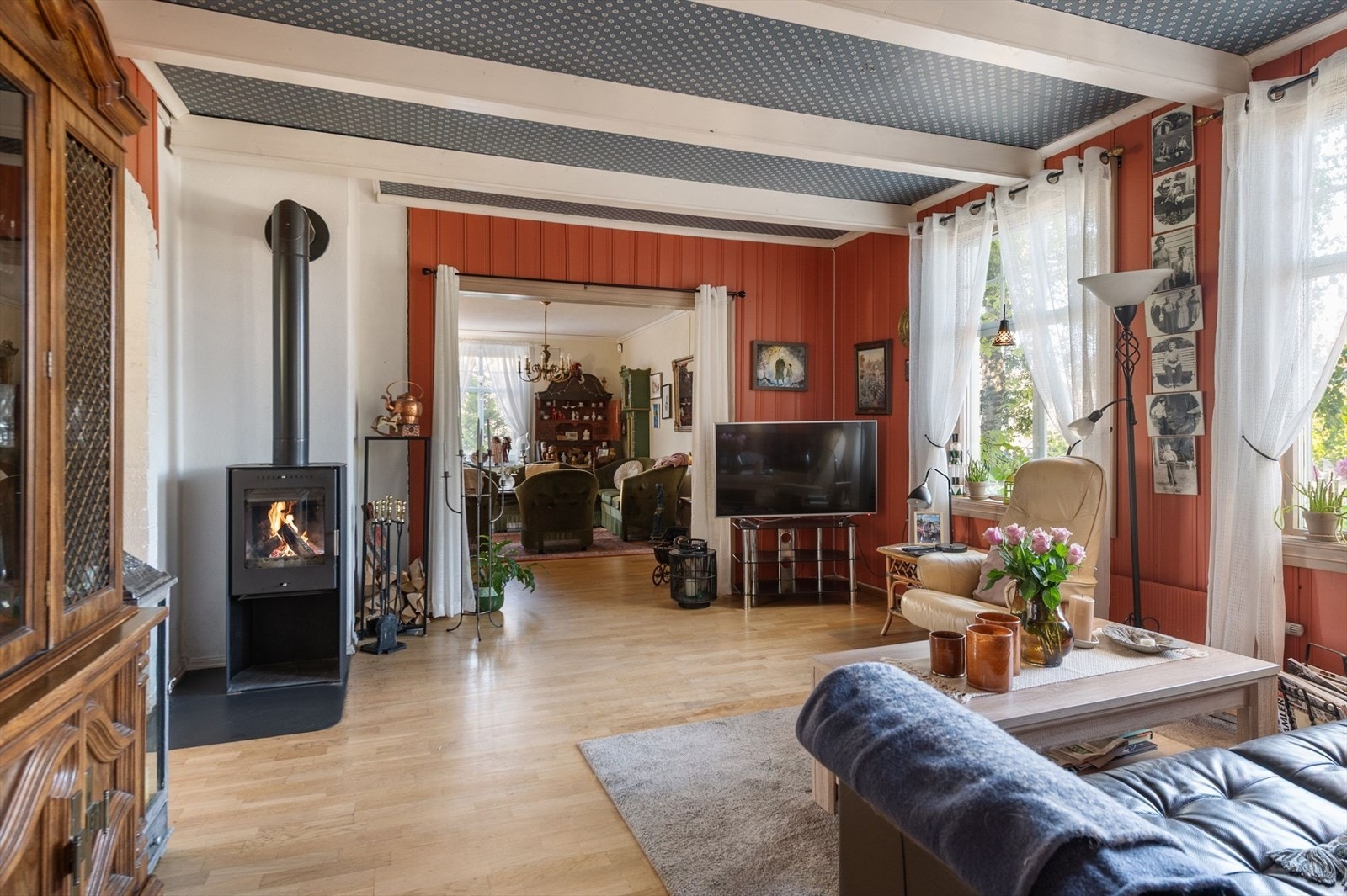 Stemningsfull peisovn i stuen. Galleribilde