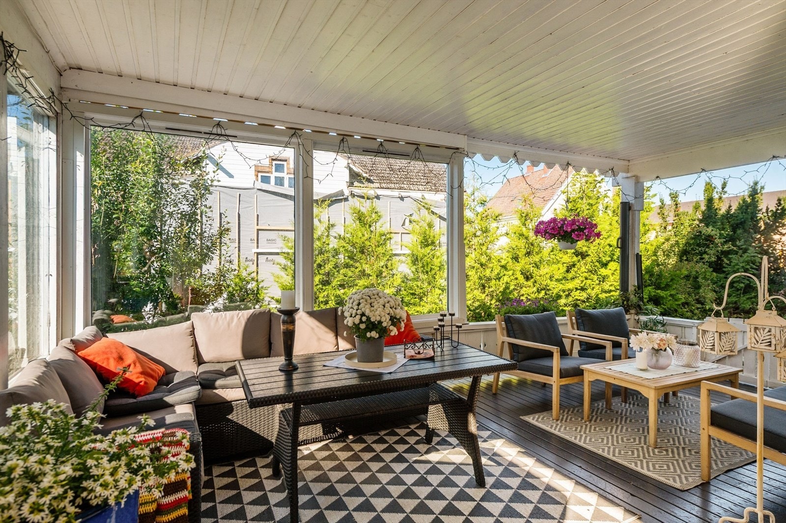 God plass for utemøblement. Galleribilde