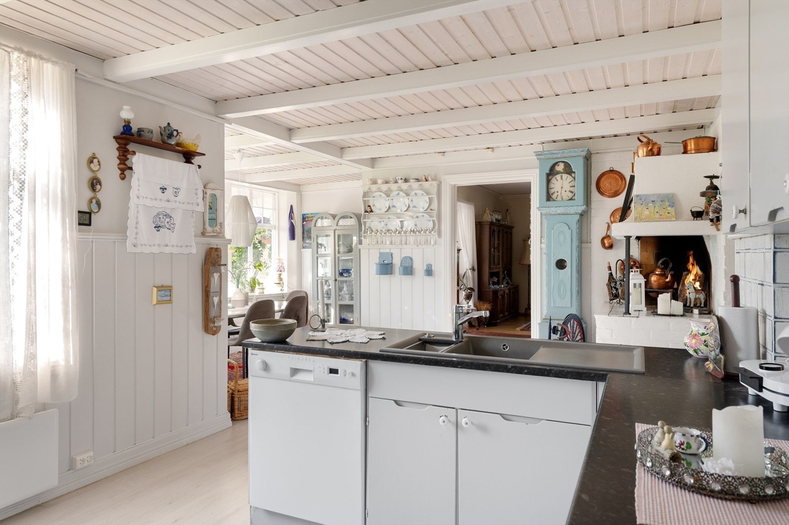 Flott grue på kjøkkenet. Galleribilde