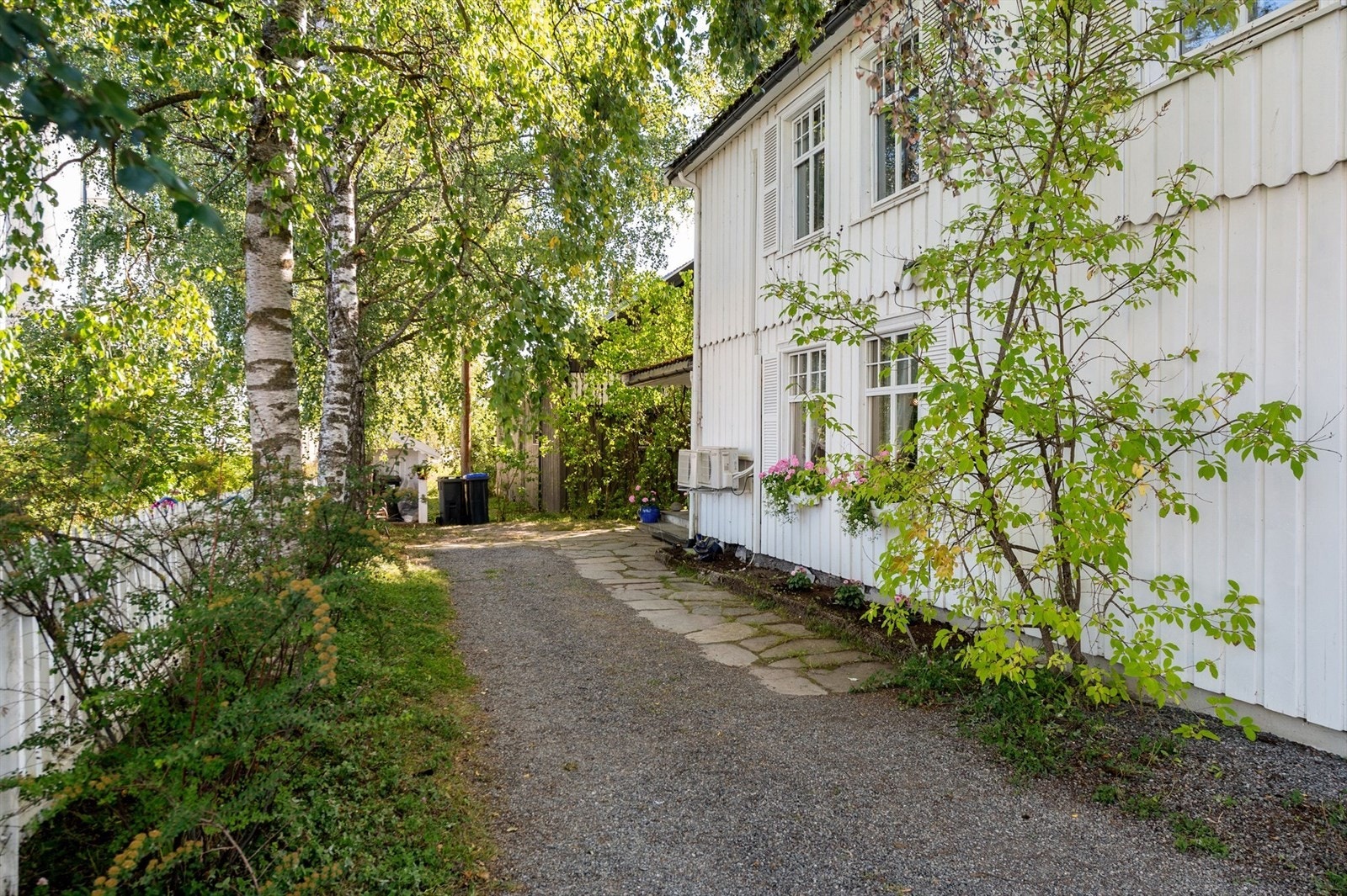 Gruset tomt inntil boligen. Galleribilde