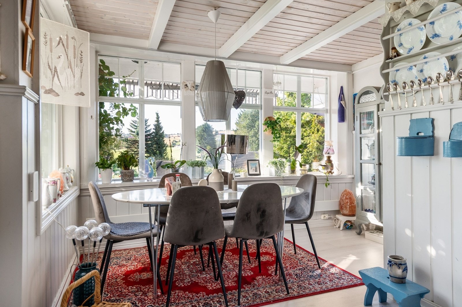 Et hyggelig sted å samle familien til dagens måltider. Galleribilde