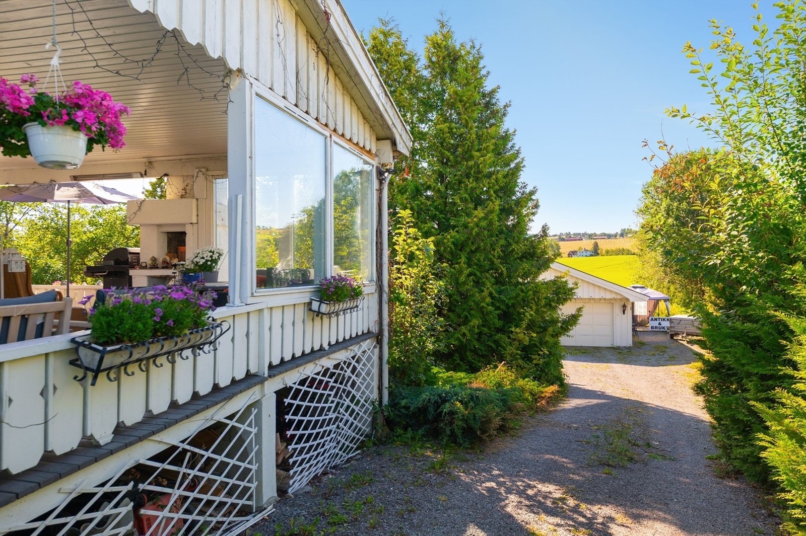 Gruset adkomst til garasje. Galleribilde