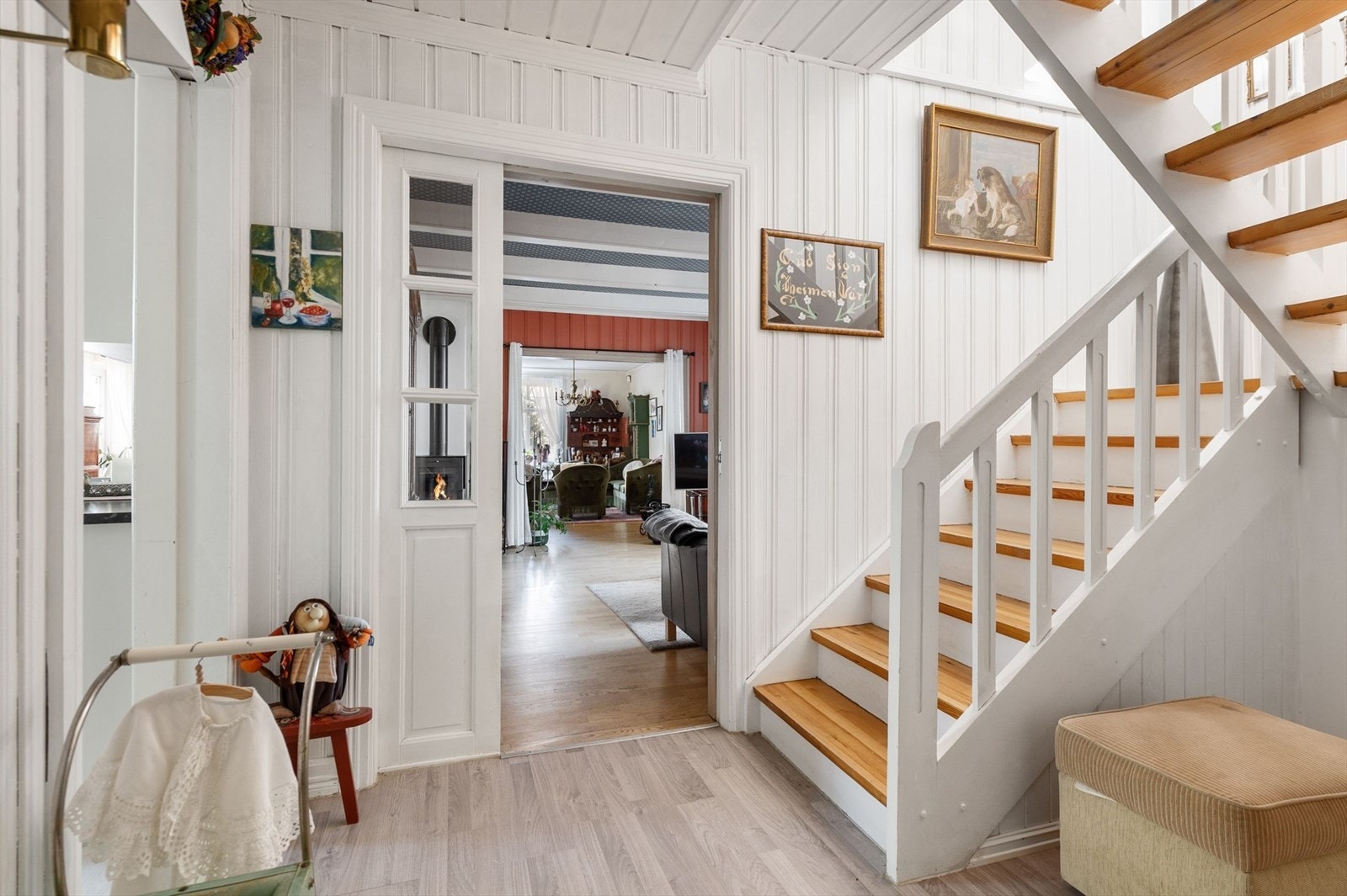 Gang med adkomst til kjøkken og stue. Galleribilde