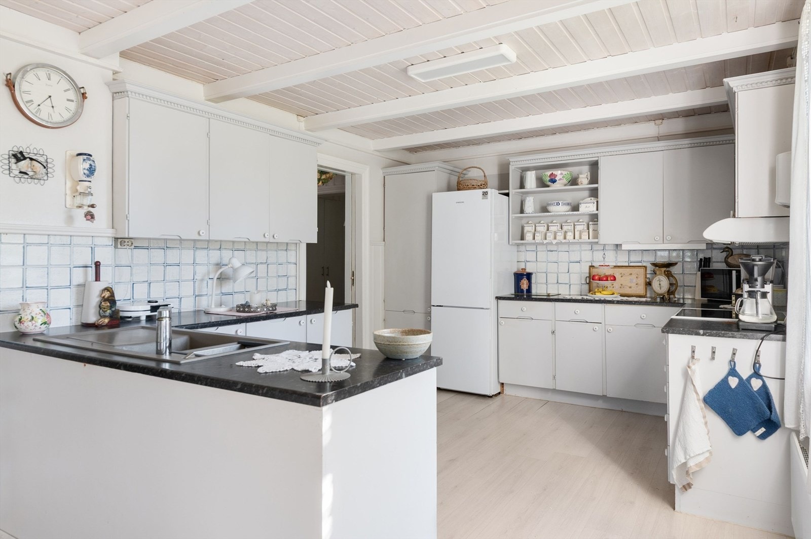 Romslig kjøkken med lys innredning. Galleribilde