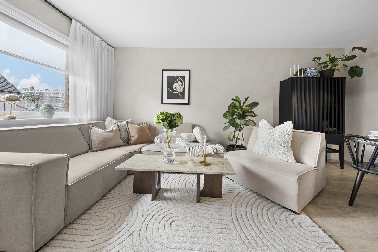 Fra stuen er det utgang til overbygget balkong med fine solforhold Galleribilde