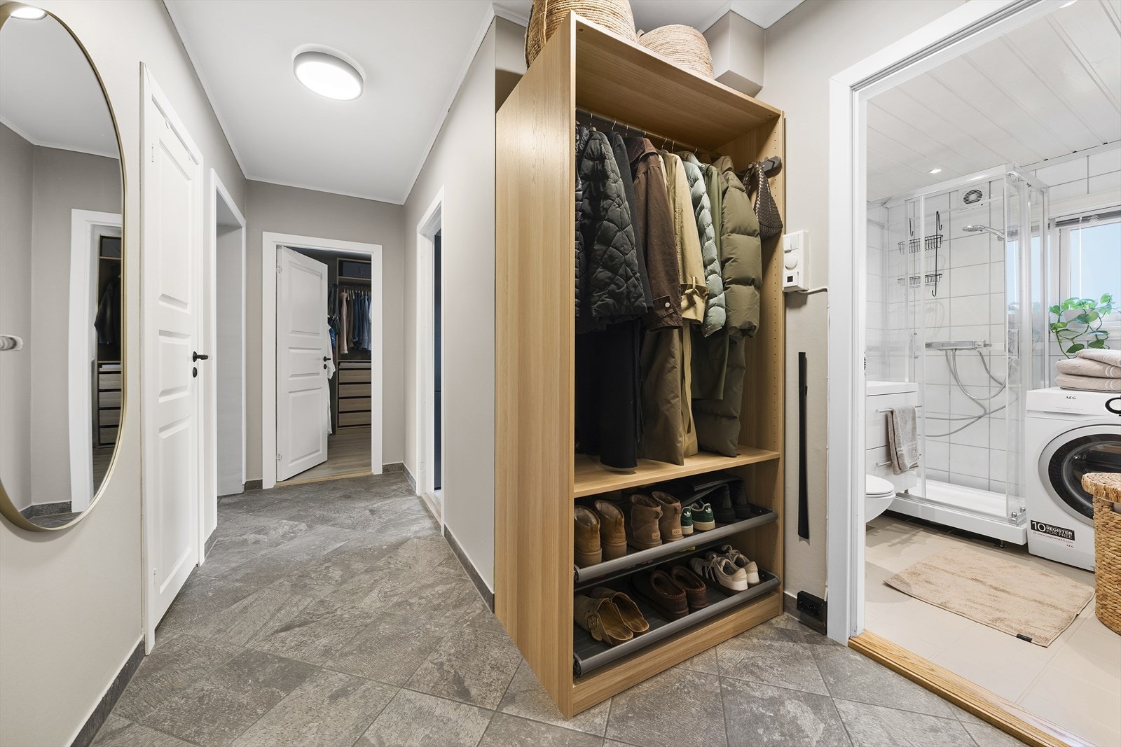 Romslig entré med videre tilgang til de øvrige rommene i leiligheten Galleribilde