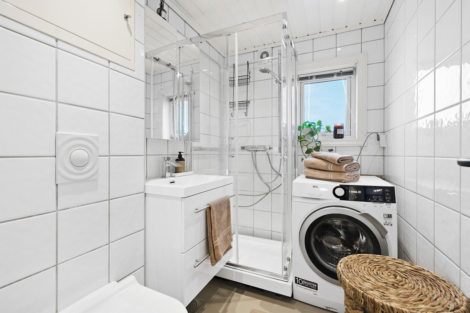 Pent flislagt baderom med varmekabler i gulv. Nytt dusjkabinett og servant i 2022/2023. Gulvfliser er malt i september 2025 Galleribilde