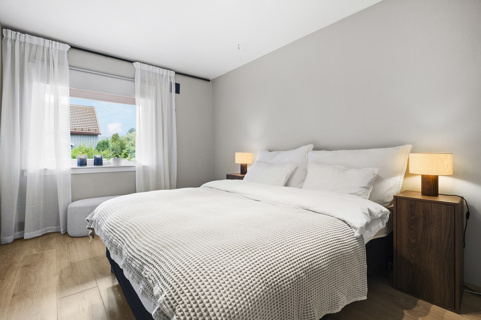 Soverommene har god plass til dobbeltseng, nattbord og garderobeløsning Galleribilde