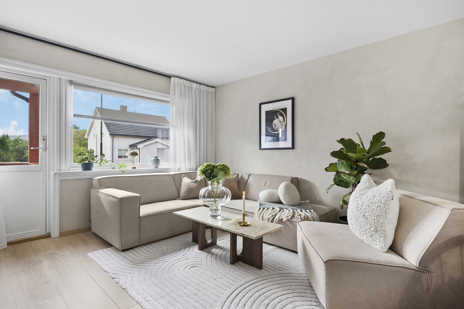 Innbydende stue som er pusset opp i moderne farge- og materialvalg Galleribilde