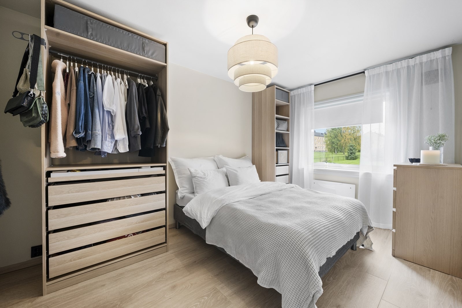 Leiligheten har to lyse og gode soverom som er pusset opp med nye gulv Galleribilde