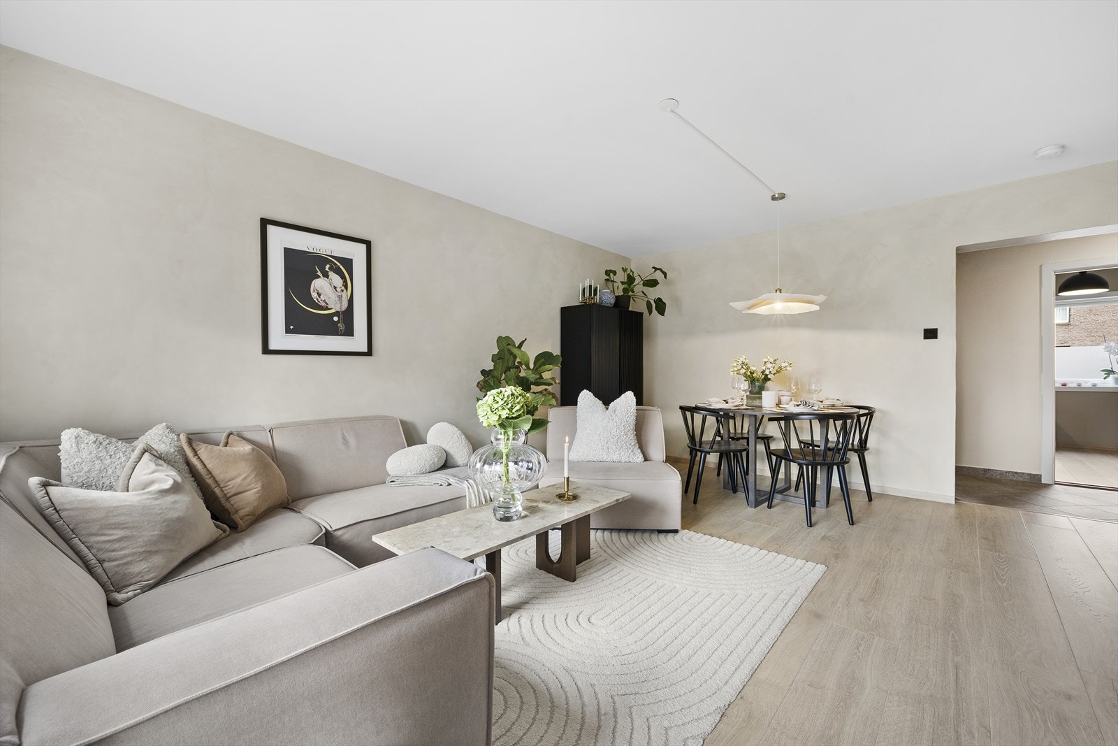 Stuen tilbyr plass til både sofagruppe og spisegruppe Galleribilde