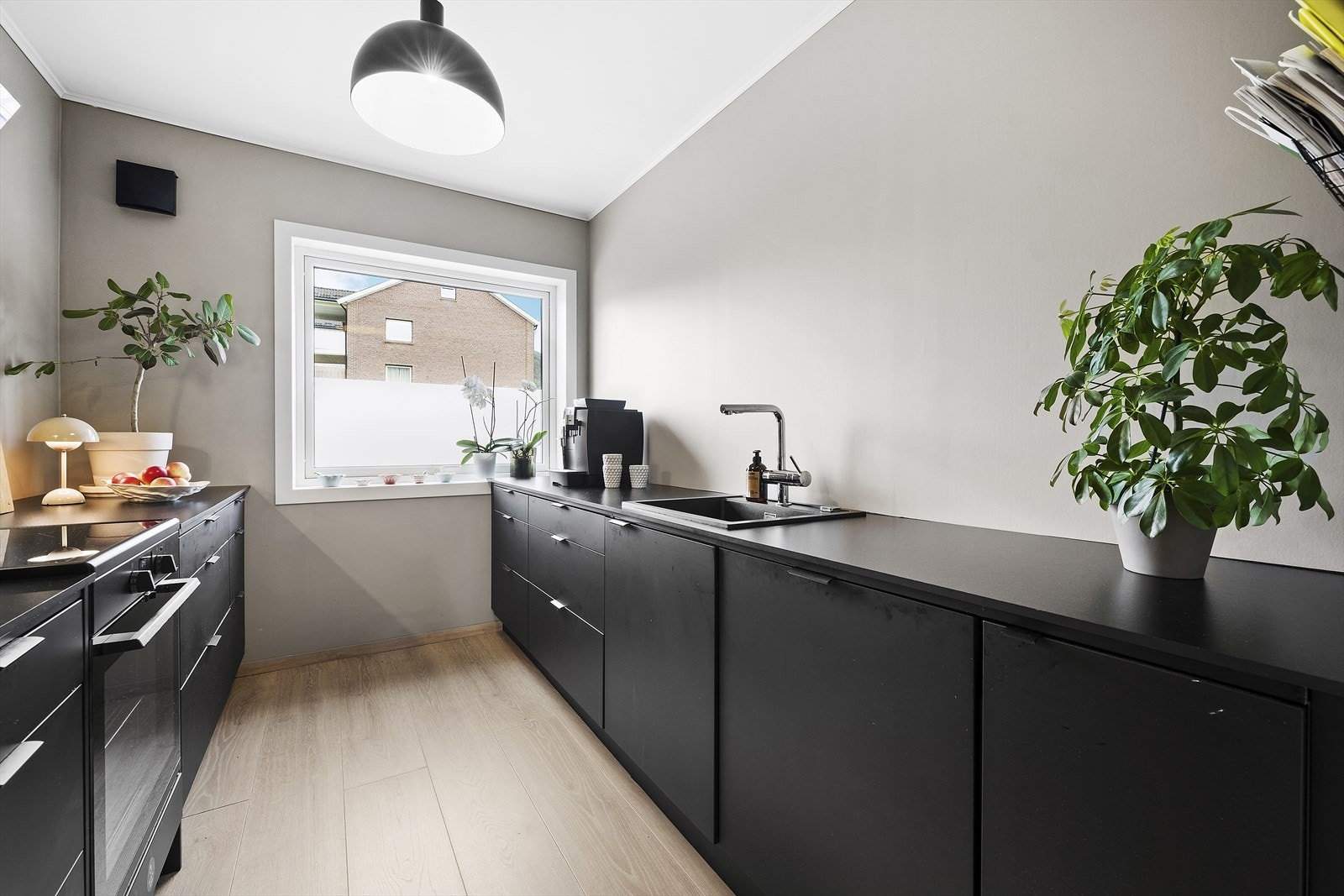 Innredningen har godt med oppbevaringsplass, samt gode arbeidsflater Galleribilde