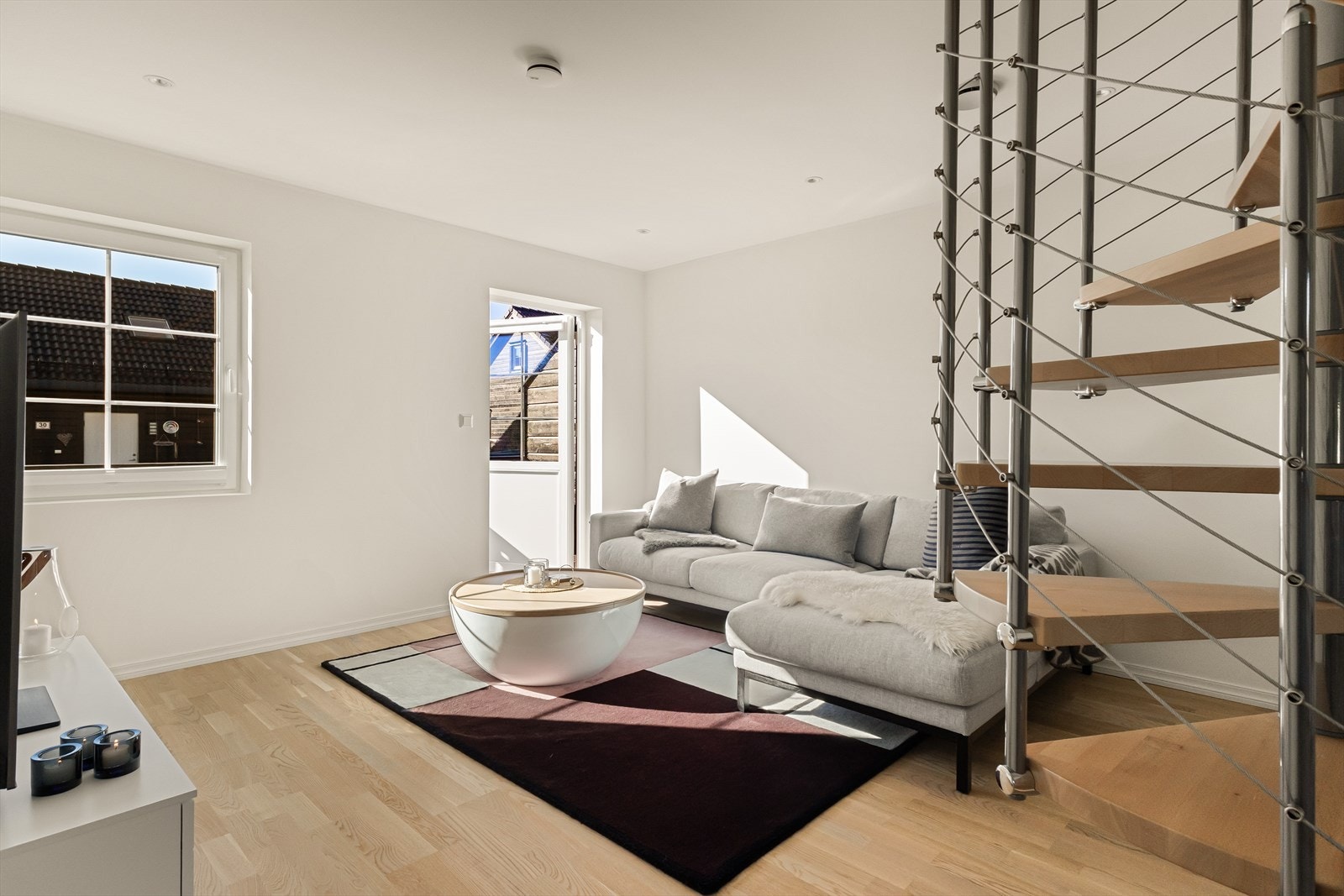 Lys og lekker stue. Spotter i tak og flott eikeparkettgulv. Likt gulv på begge plan. Galleribilde