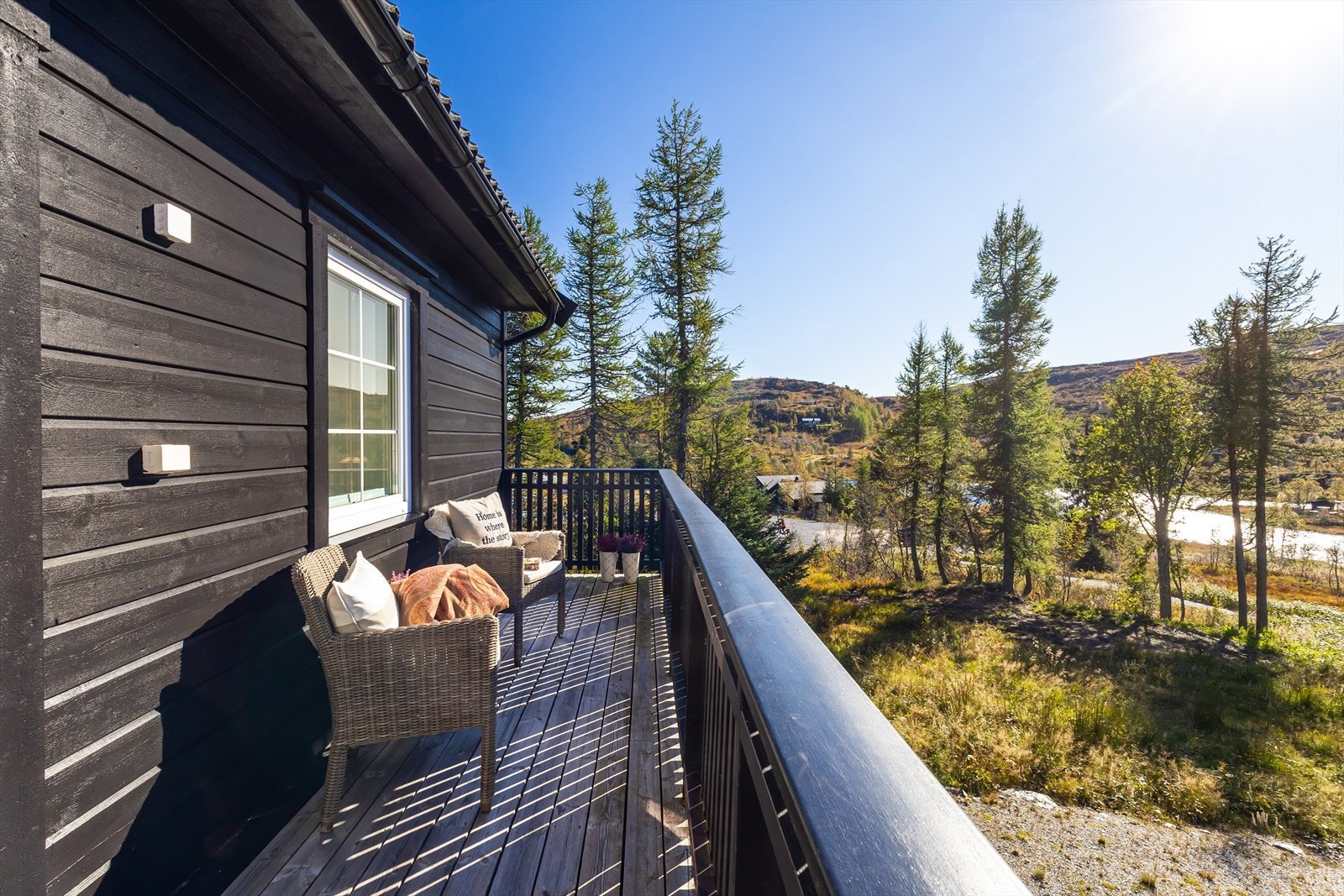 Deilig utsikt og solforhold fra balkongen med dør ut fra stuen. Galleribilde