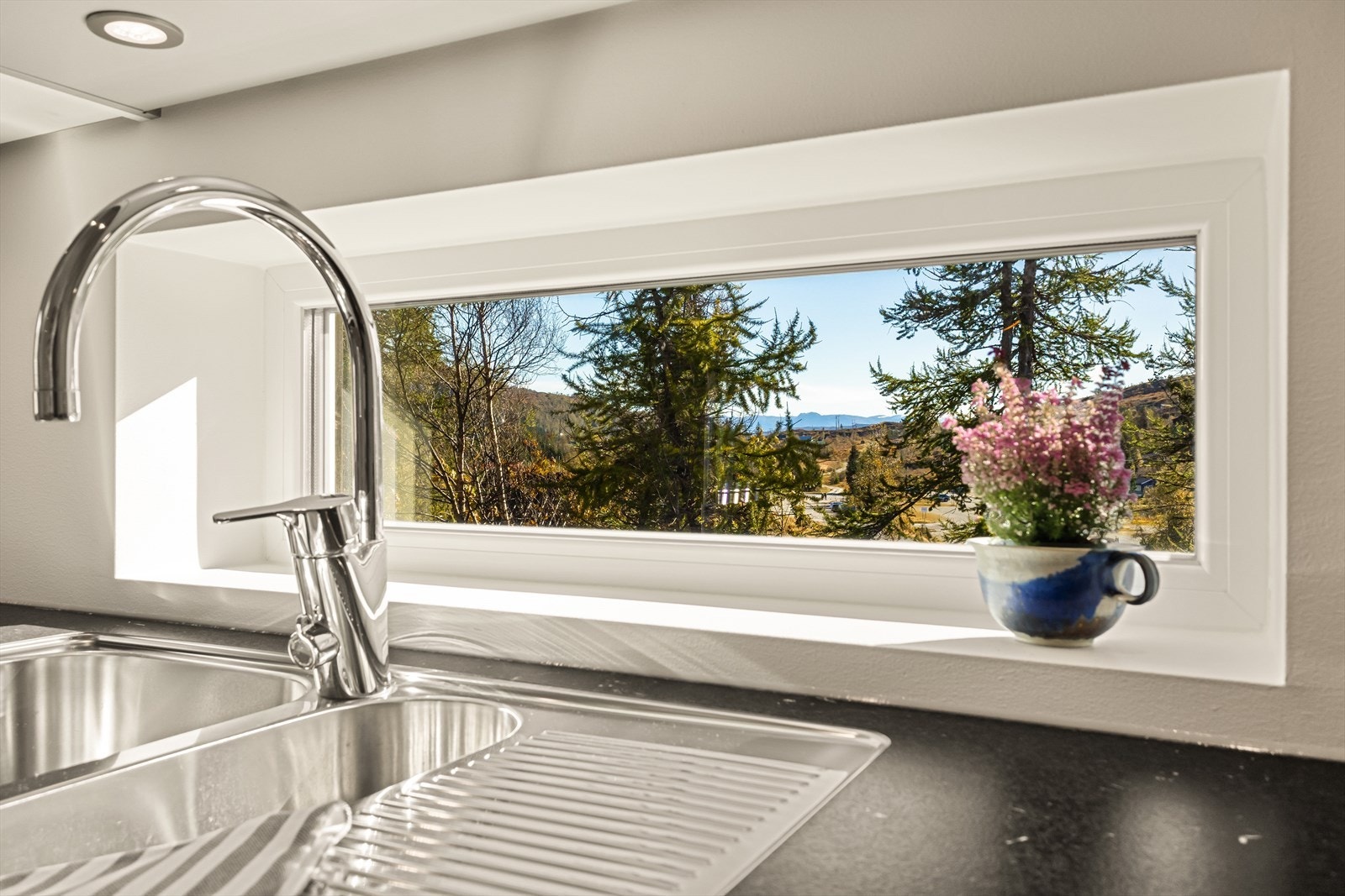 Hyggelig utsyn fra kjøkkenet. Galleribilde