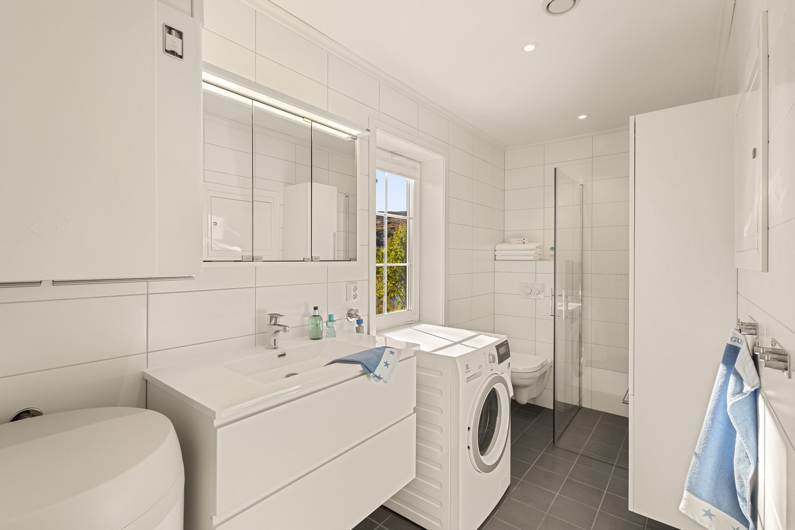 Lekkert flisebelagt bad. Romslig dusj. Godt med skapplass. Spotter i tak. Galleribilde