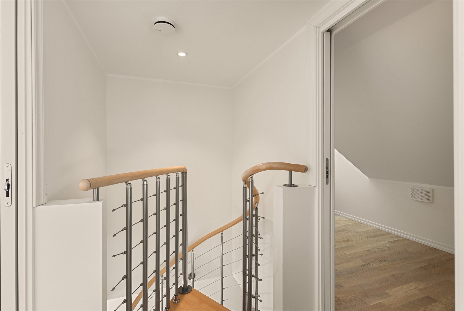 Totalt innredet hems-etasje. Delt inn til 3 sovealkover (med skyvedører) og toalettrom. Etasjen er ikke godkjent for varig opphold. Galleribilde