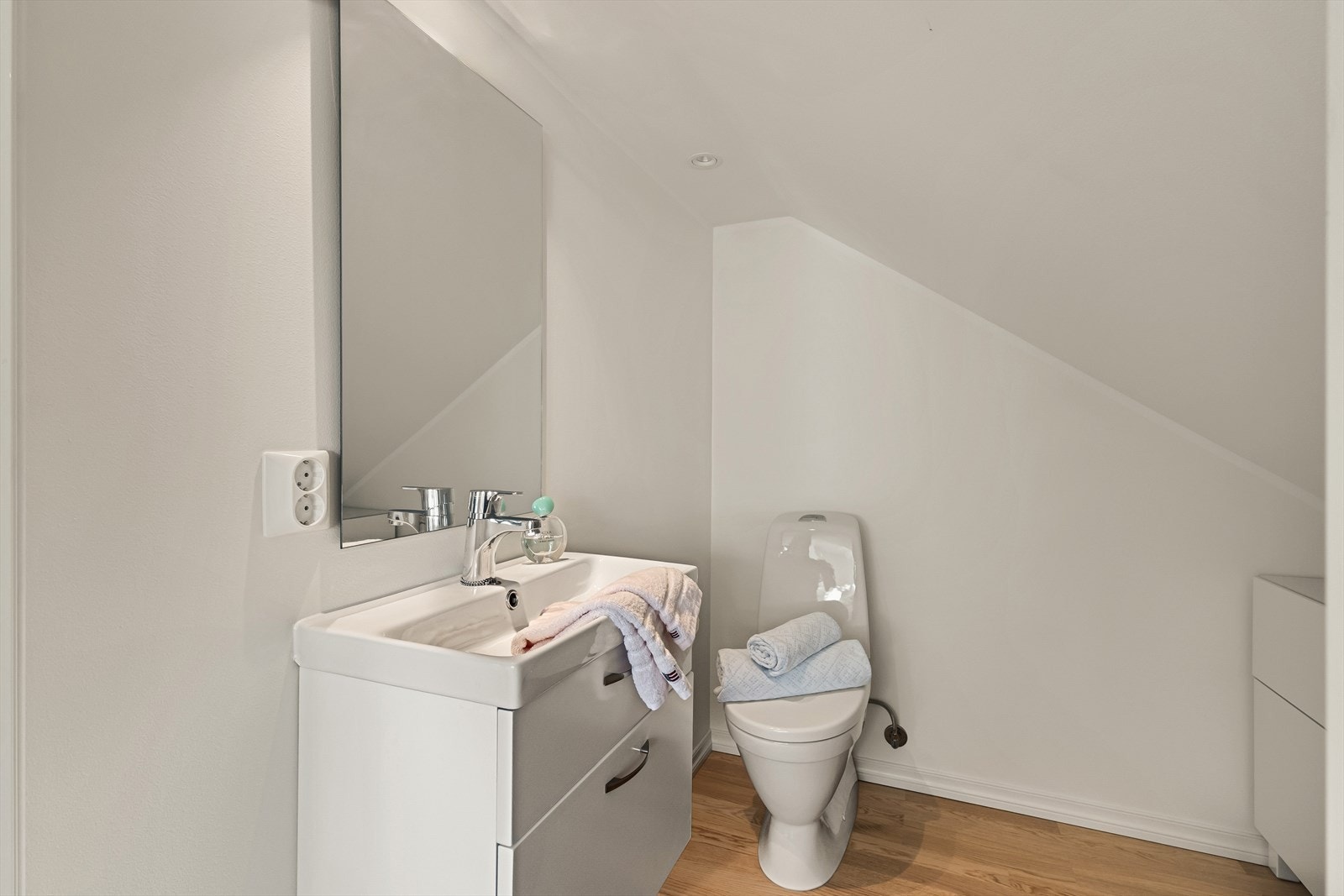 Ideelt innredet med eget toalettrom på hemsen. Galleribilde