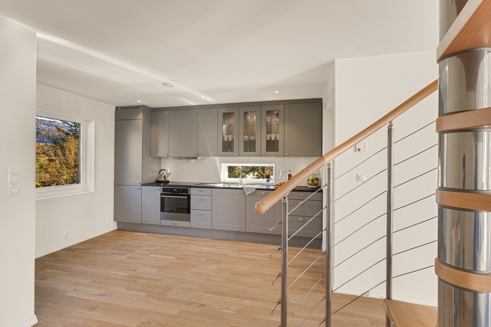 Kjøkkensonen kan gi plass til et lite kjøkkenbord under vindu om en ønsker. Vi går opp og ser mer.... Galleribilde