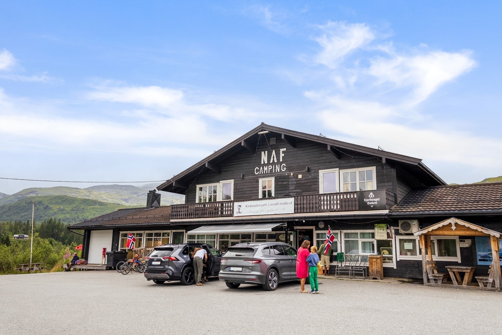 Kort kjøre- sykkeltur til Kvamskogen Landhandleri med bl. a nydelig bakst fra Hardanger bakeri. Galleribilde