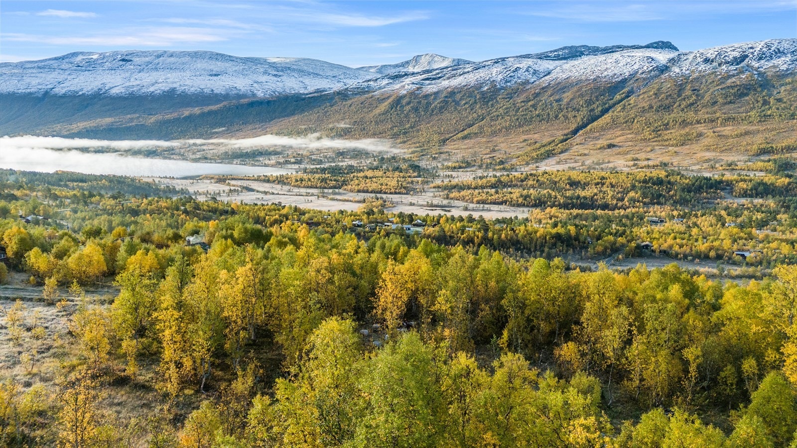 Storlidalen byr op nydelig natur, fine turterreng, fiskevann og utallige fjelltopper som kan nås på ski og til fots. Galleribilde