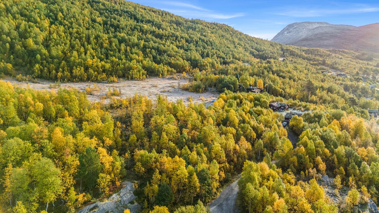 På vinters tid er det rikelig med oppkjørte skiløyper med kort avstand fra tomta. Galleribilde
