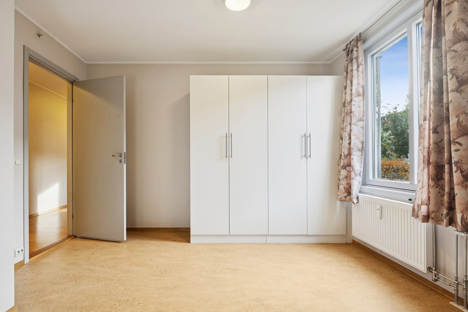 Her er det rikelig med garderobeplass for effektiv oppbevaring. Galleribilde