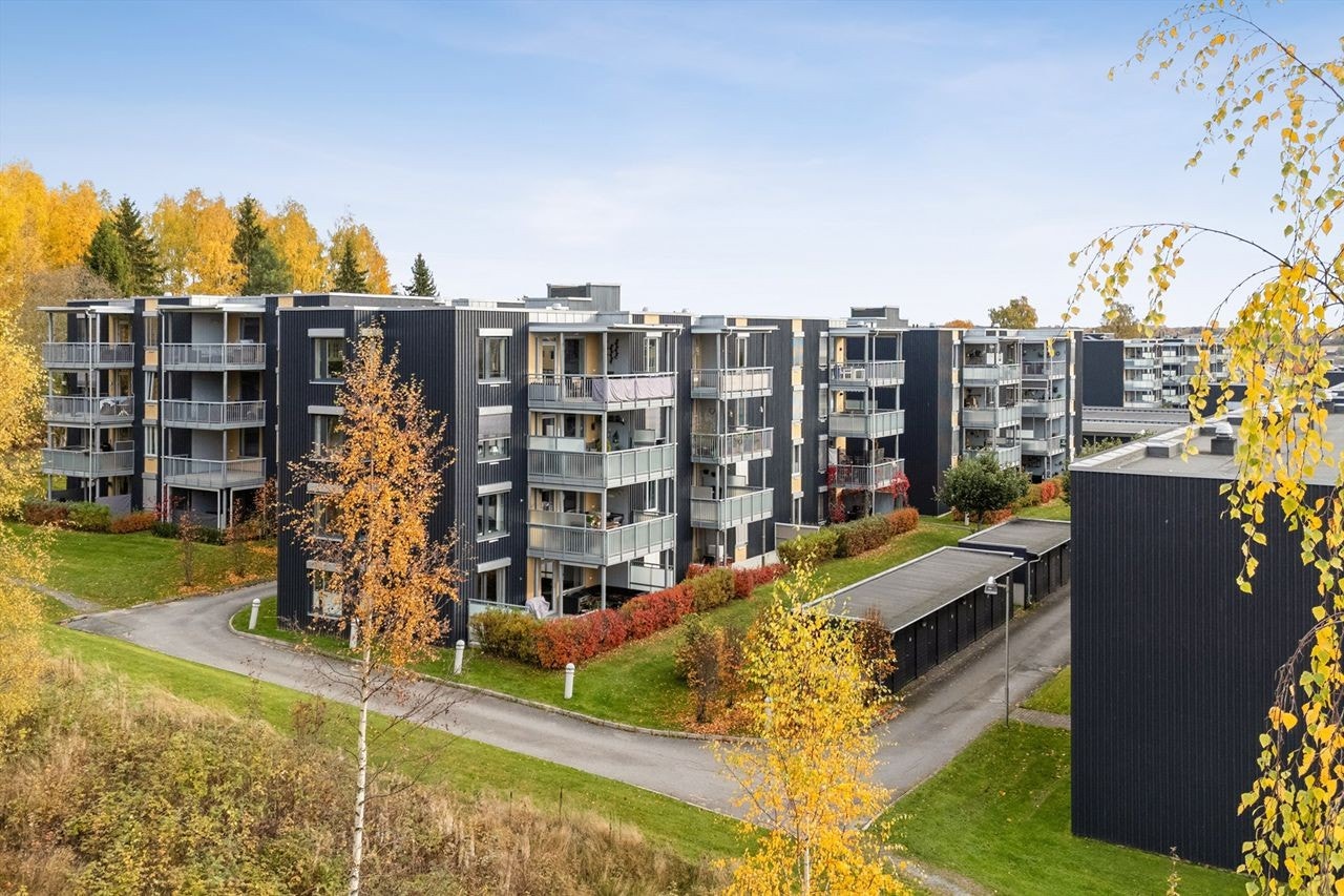 Med leiligheten følger en egen garasjeplass i felles anlegg. Galleribilde