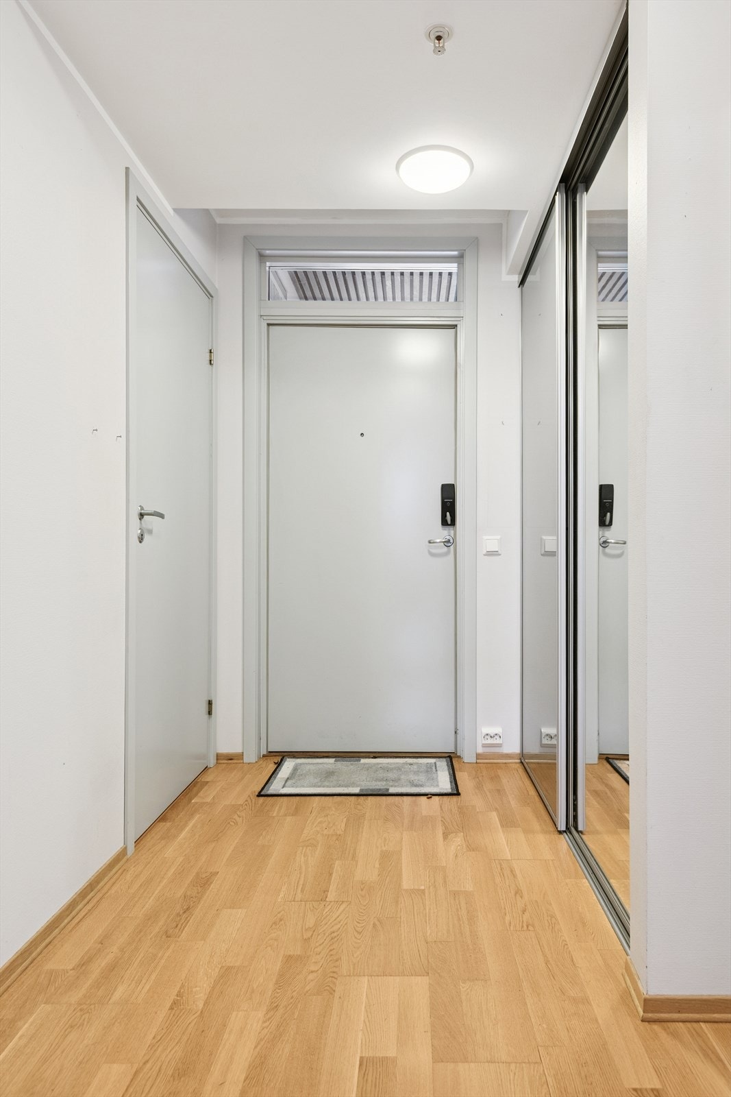 Velkommen inn i en lys entré med god plass til oppbevaring i skyvedørsgarderobe. Galleribilde