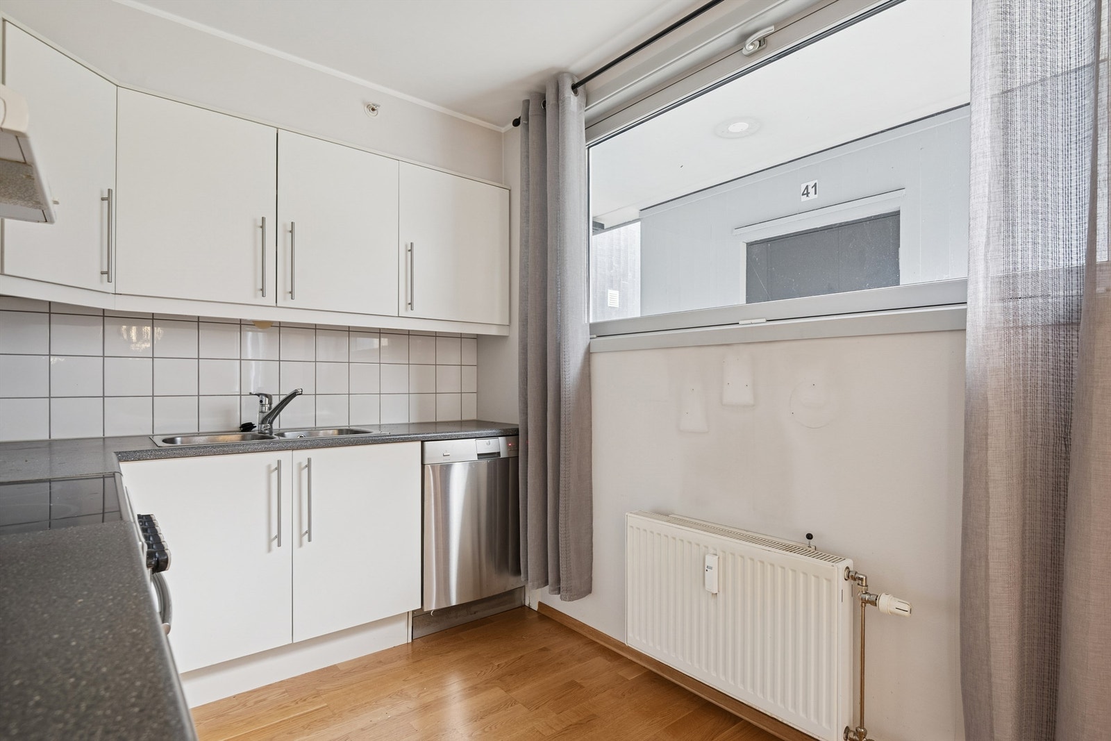 Innredningen har glatte fronter, laminatbenkeplate og opplegg for oppvaskmaskin. Galleribilde