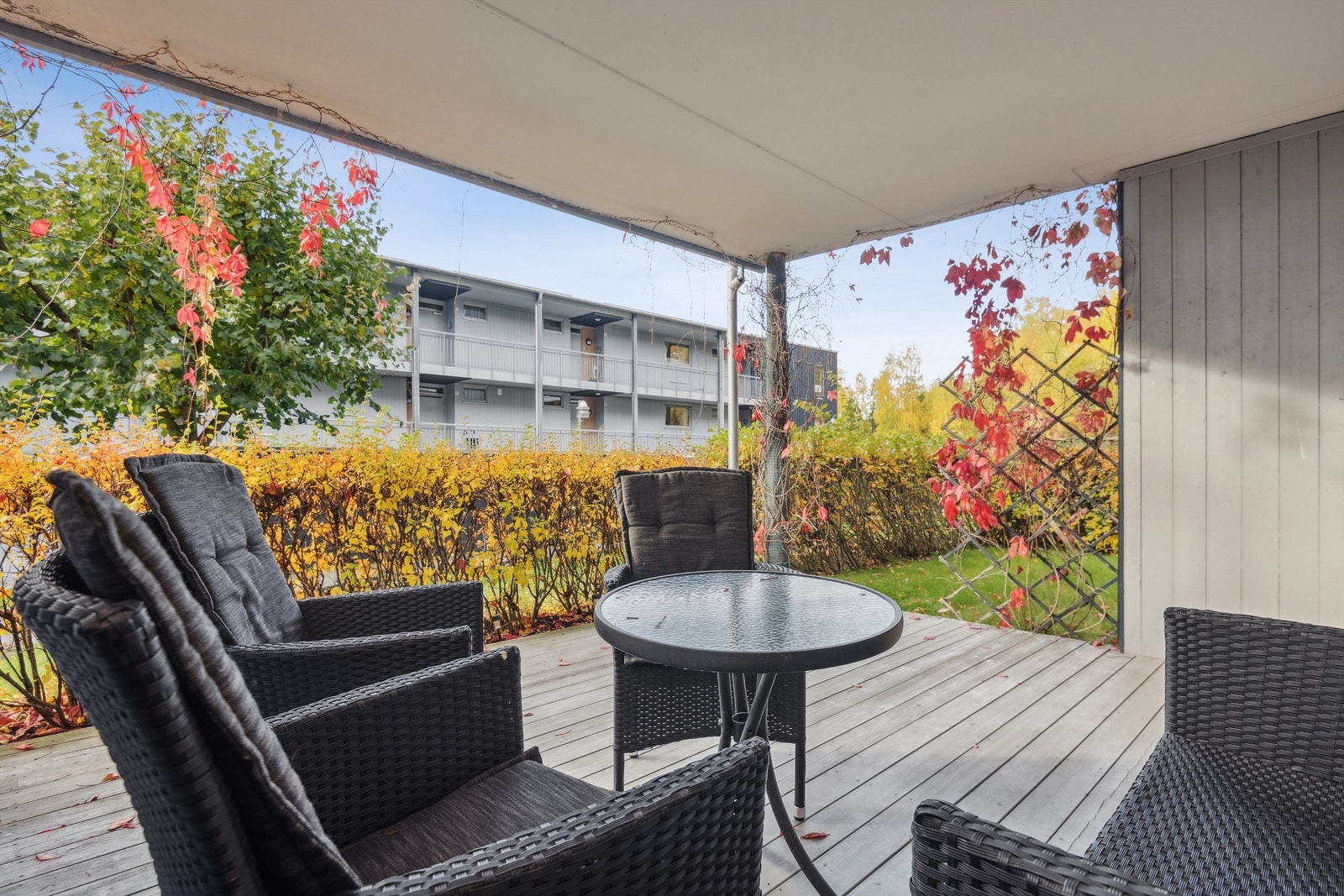 Uteplassen er skjermet med hekk og levegg, og har utsyn mot felles grøntarealer. Galleribilde