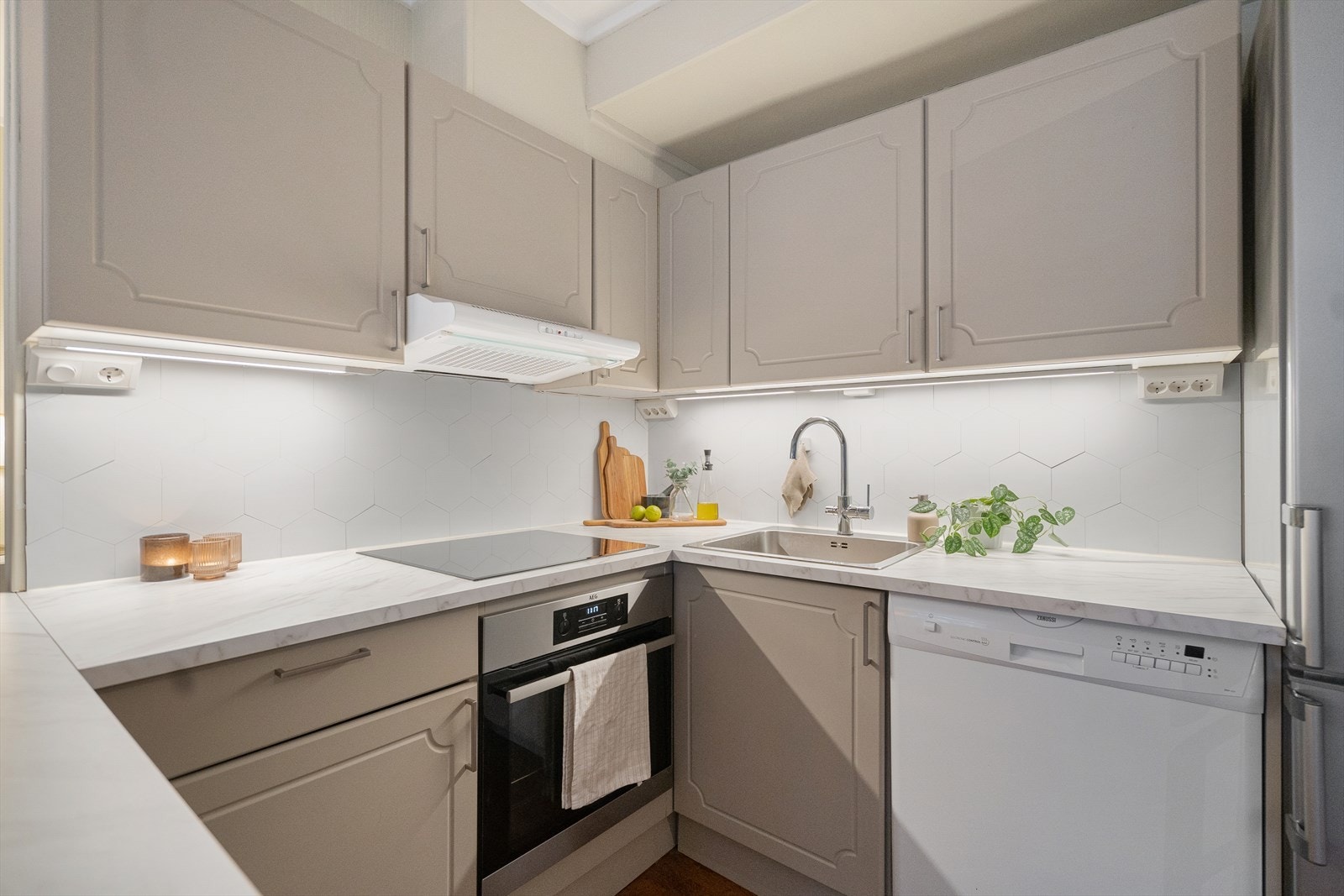 Kjøkkenet er smakfullt oppgradert med moderne løsninger, fronter med tidløst uttrykk og god benkeplass Galleribilde