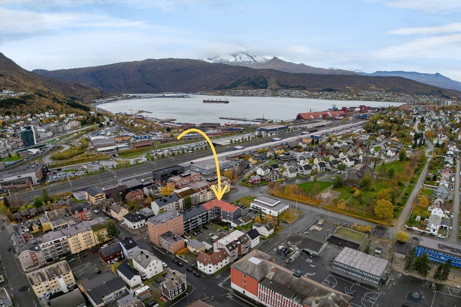 Fra leiligheten har du gangavstand til både fjell, fjord og flotte turområder og parkområder Galleribilde