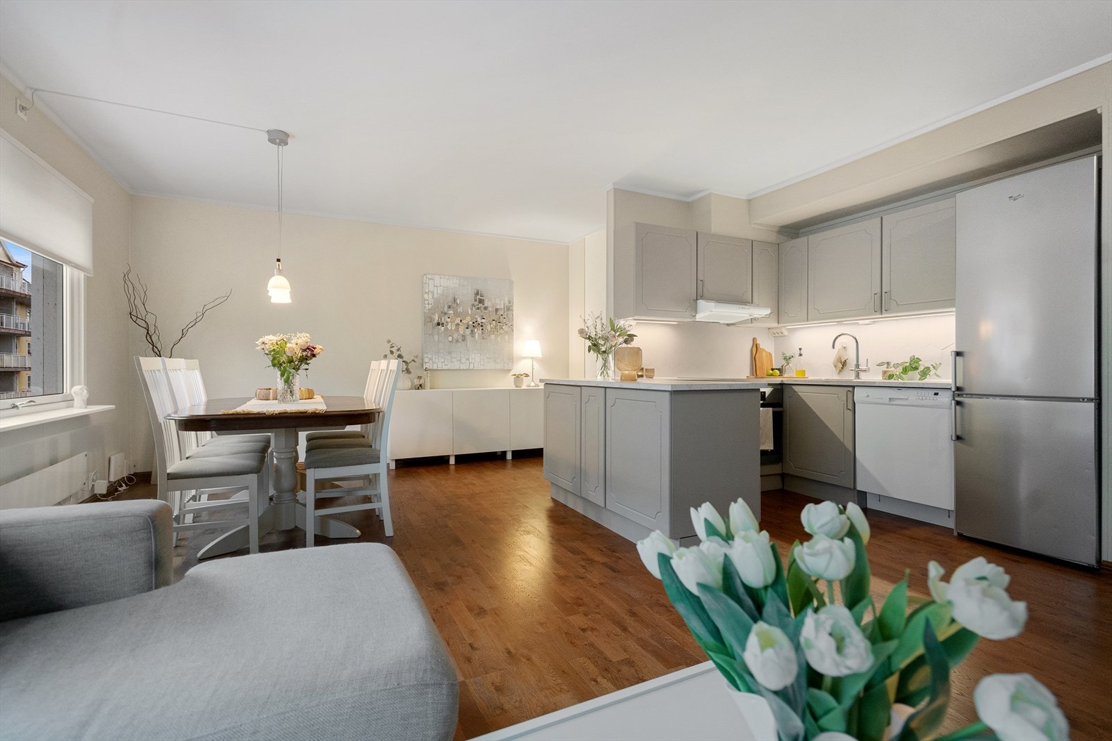 Åpen løsning mellom stue og kjøkken sørger for god romfølelse Galleribilde