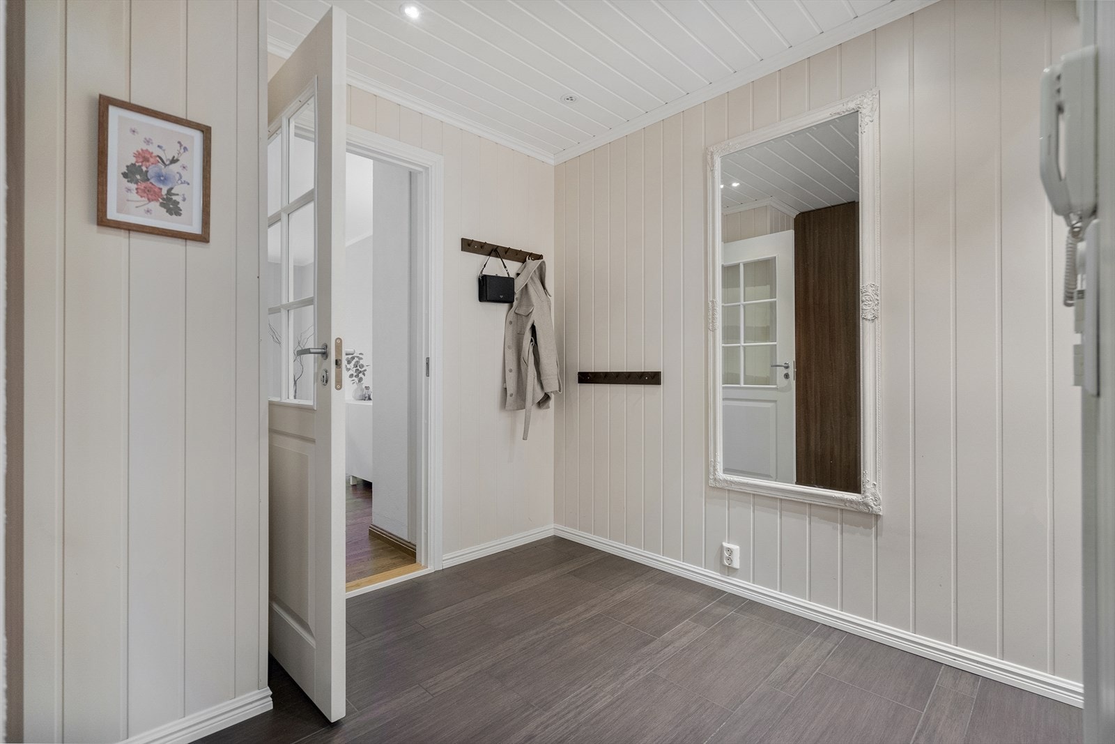 Praktisk gang med plass til garderobeløsning og knagger for yttertøy Galleribilde