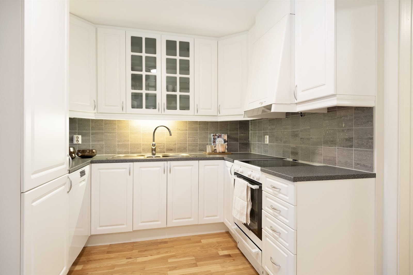 Kjøkkenet har innreiing med profilierte frontar og benkeplate av laminat. Galleribilde