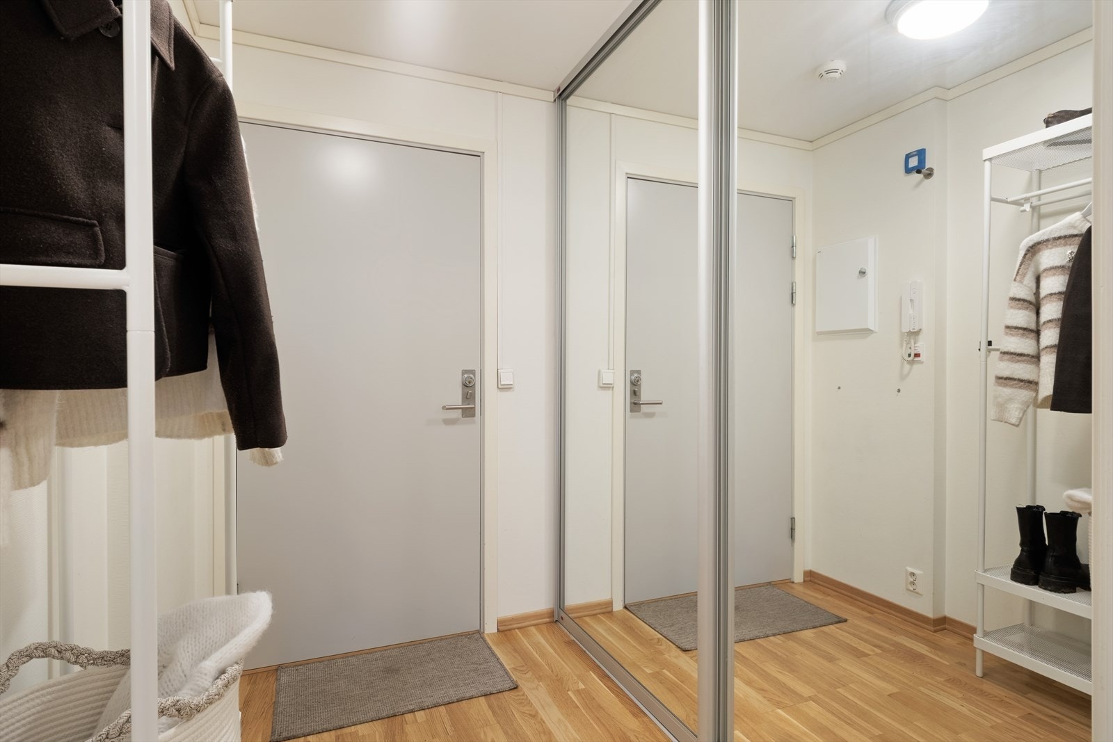 Velkommen inn! Her har du plass til å henge frå deg ytterklede og setje frå deg sko. Galleribilde