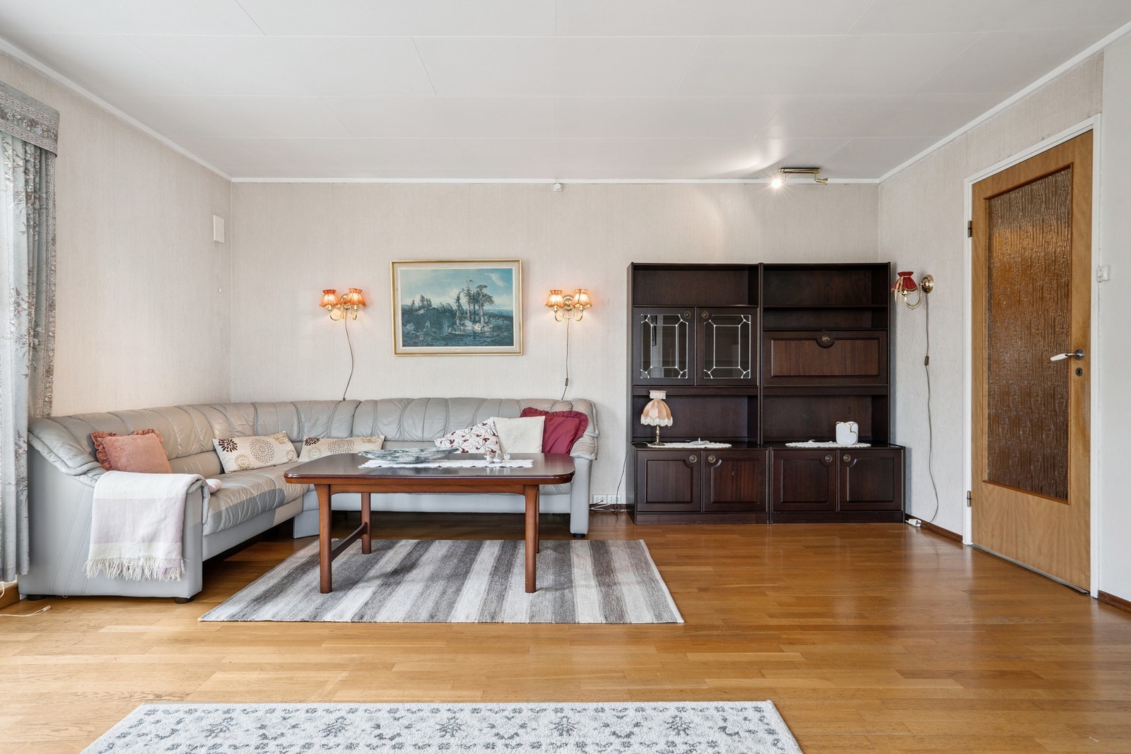 Boligen blir varmet opp med luft-til-luft varmepumpe, vedfyring og elektrisitet. Galleribilde