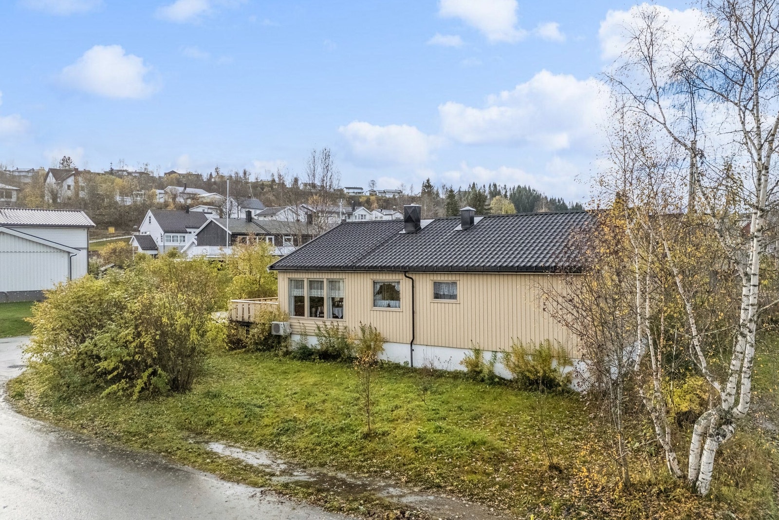 Hjørnetomt med lite gjennomgangstrafikk. Galleribilde