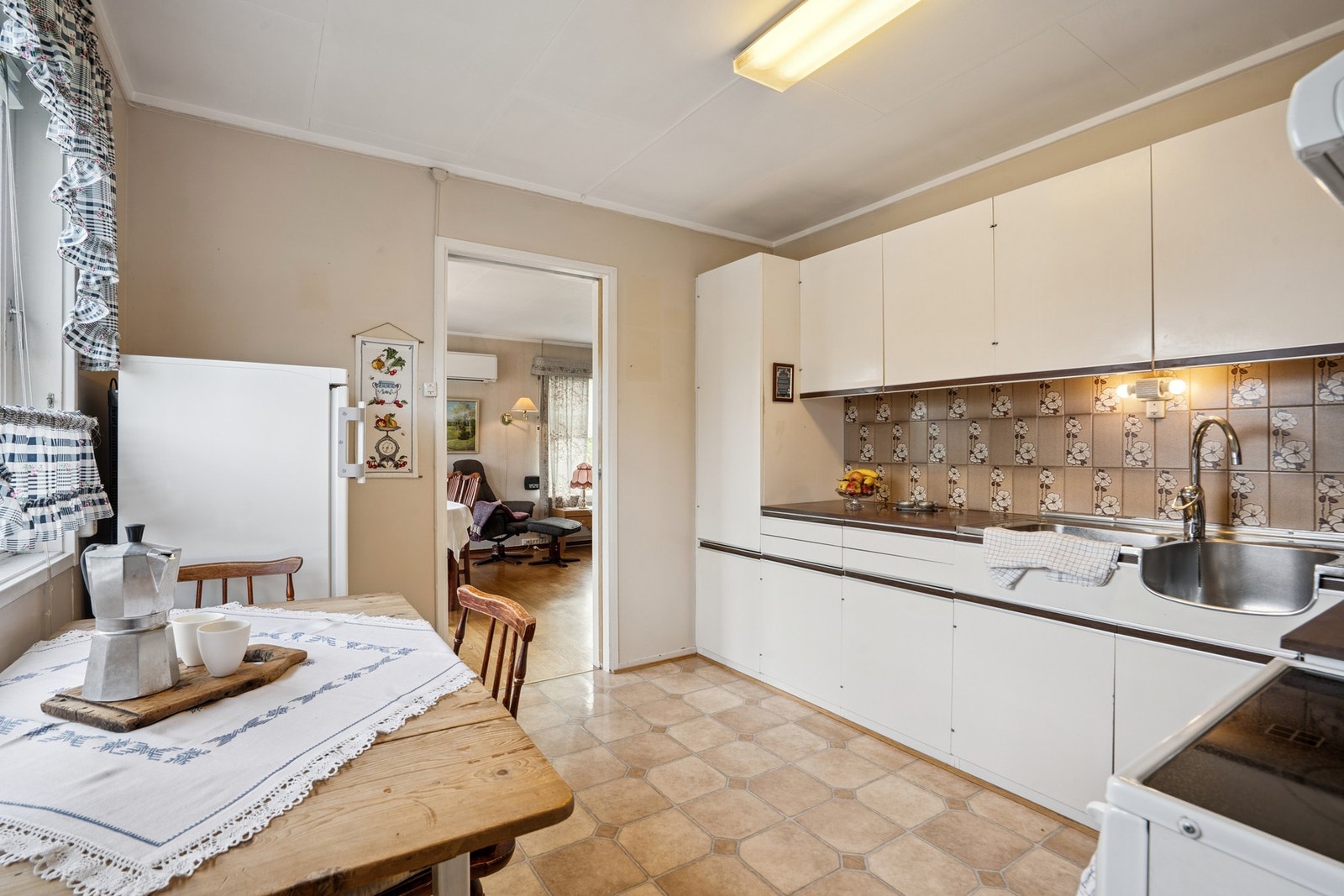 Rommet gir gode muligheter for modernisering etter egne ønsker. Dette er et kjøkken med potensial Galleribilde