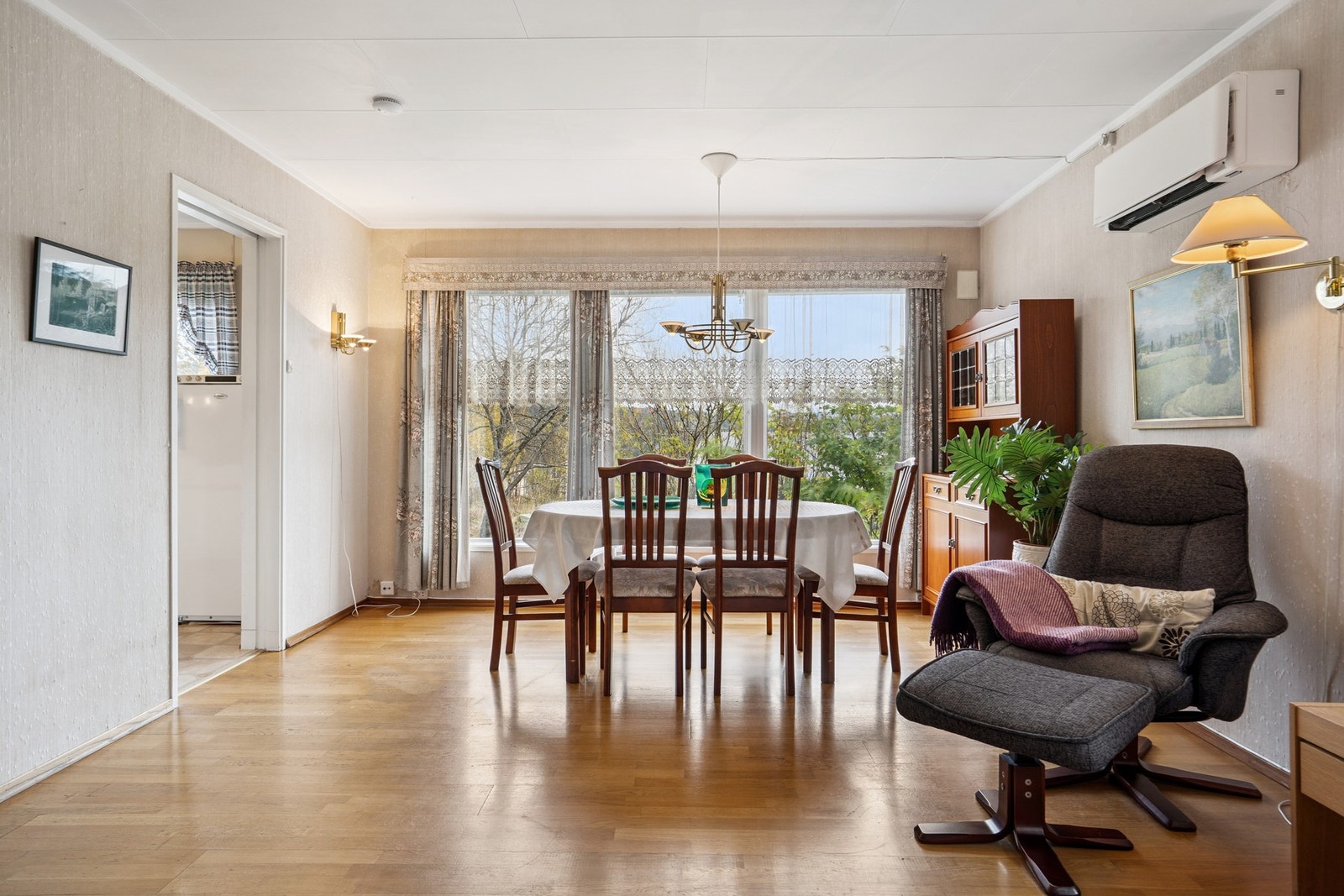 Store vindusflater som slipper inn rikelig med naturlig sollys. Galleribilde