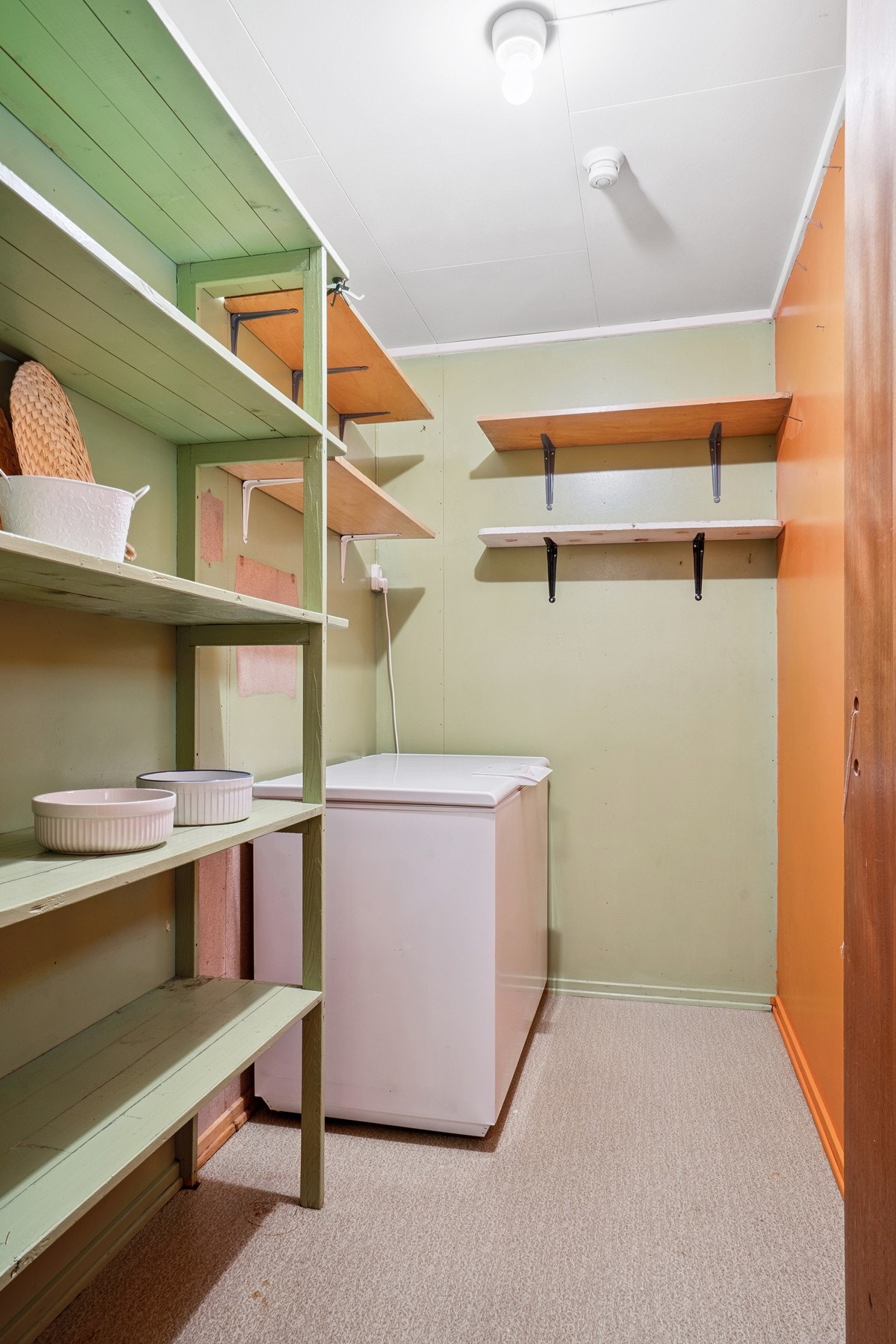 Praktisk bod med god plass til oppbevaring av diverse. Galleribilde