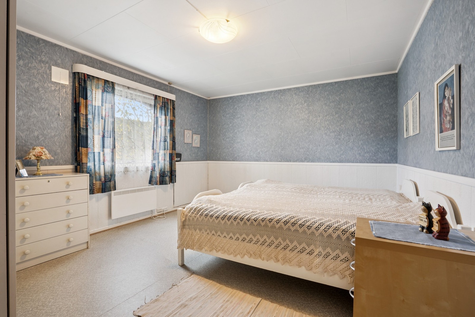 Soverom av god størrelse med god plass til nødvendige møblementer. Galleribilde