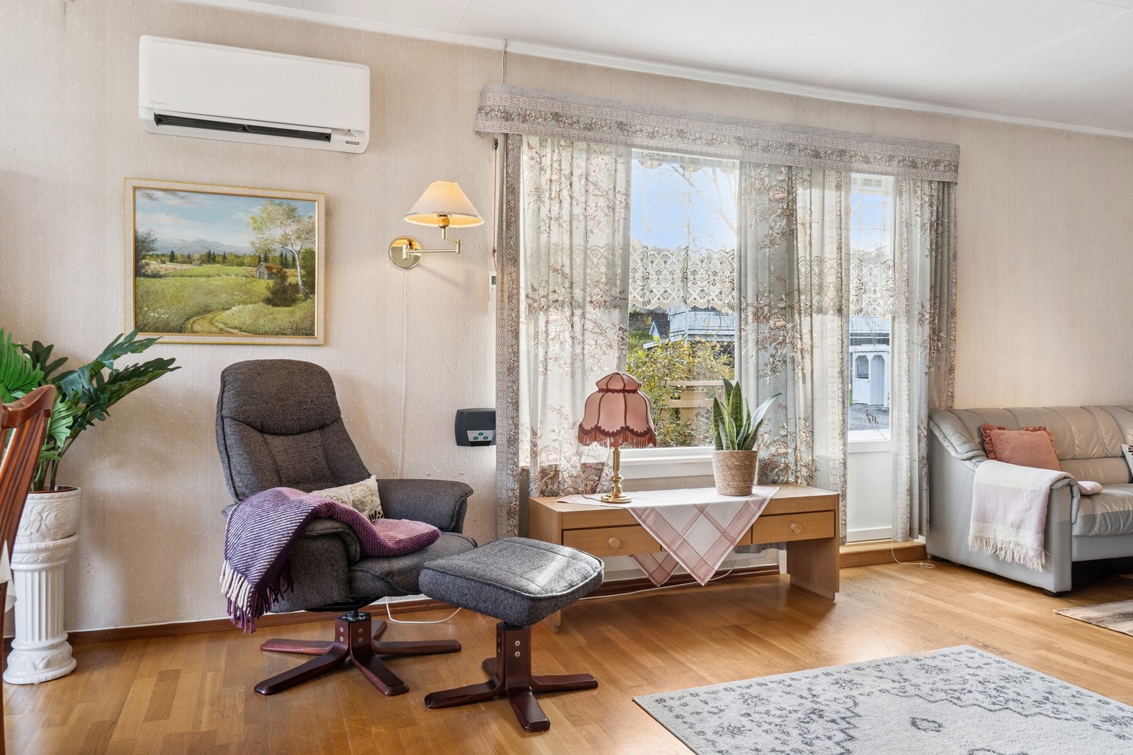 Fra stuen er det utgang til en romslig balkong. Galleribilde