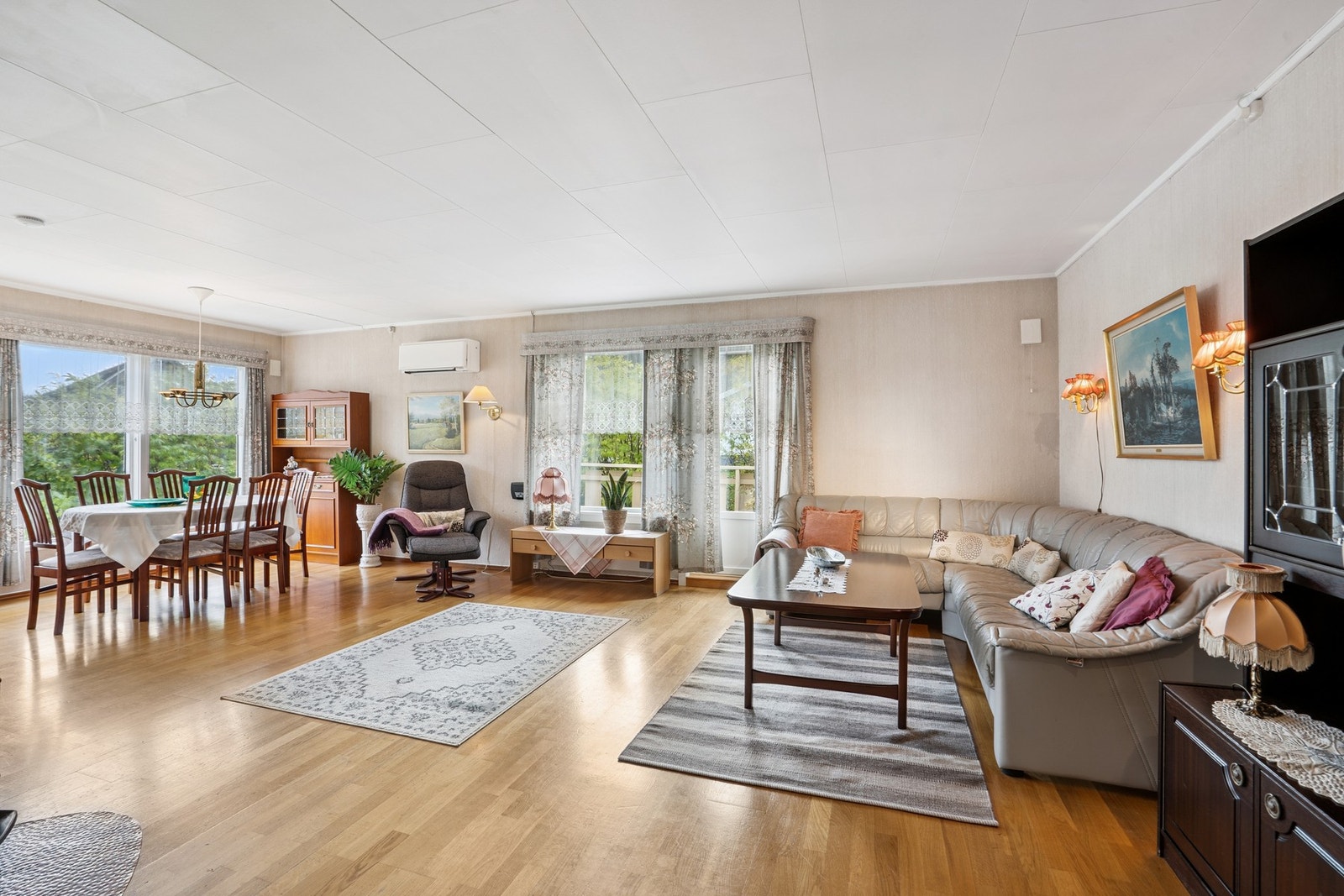 Boligen byr på solide rammer for deg som ønsker å skape noe nytt og eget! Galleribilde