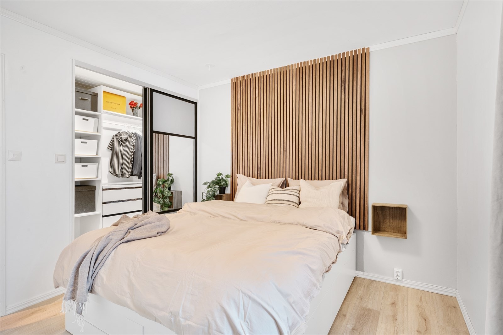 - Merk at hovedsoverommet har tilkomst til walk-in-closet - Galleribilde